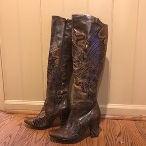 BOLO CARVED DRAGON LEATHER BOOTS SIZE 9